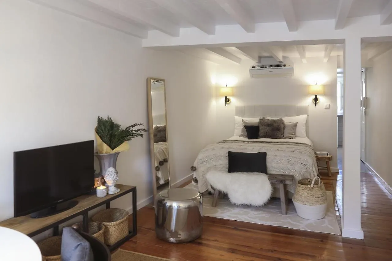 Апартаменты Chic Urban Retreat At Downtown With Balcony & Views, 5Th-Floor No Lift Лиссабон Португалия