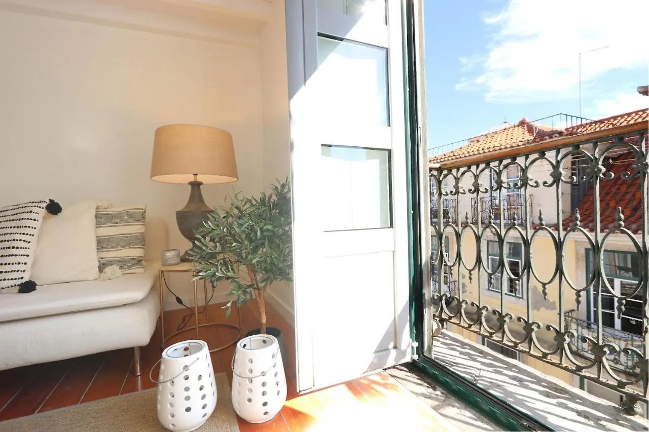 Апартаменты Chic Urban Retreat At Downtown With Balcony & Views, 5Th-Floor No Lift Лиссабон