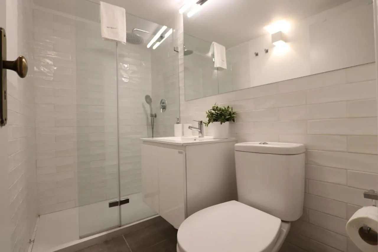Апартаменты Chic Urban Retreat At Downtown With Balcony & Views, 5Th-Floor No Lift Лиссабон