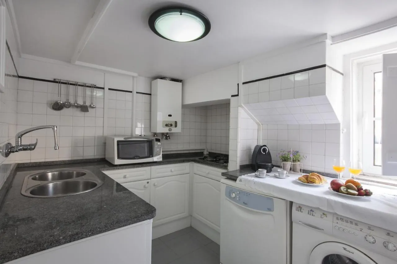 Апартаменты Chic Urban Retreat At Downtown With Balcony & Views, 5Th-Floor No Lift Лиссабон 0*,  Португалия