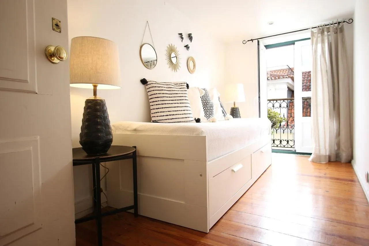 Апартаменты Chic Urban Retreat At Downtown With Balcony & Views, 5Th-Floor No Lift Лиссабон