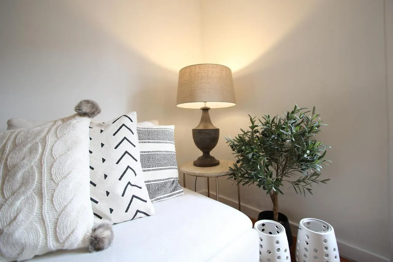 Апартаменты Chic Urban Retreat At Downtown With Balcony & Views, 5Th-Floor No Lift Лиссабон