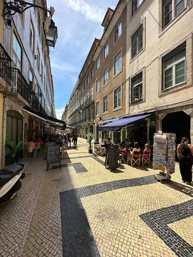 Chic Urban Retreat At Downtown With Balcony & Views, 5Th-Floor No Lift Daire Lisboa