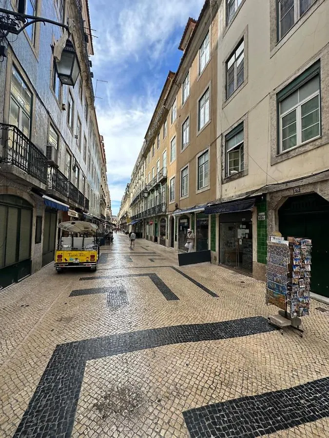 Chic Urban Retreat At Downtown With Balcony & Views, 5Th-Floor No Lift Daire Lisboa